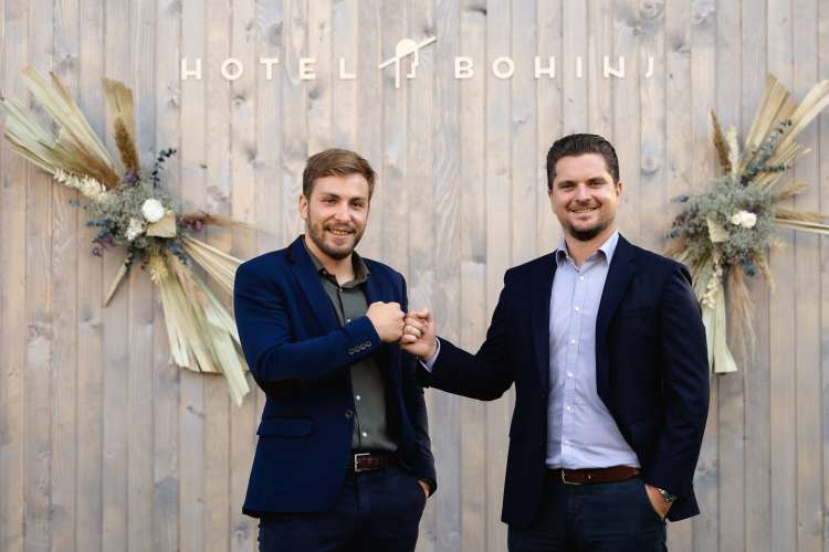 Damian Merlak (desno), lastnik hotela Bohinj, in Jure Repanšek (levo), direktor podjetja Alpinia, ki upravlja z njim.