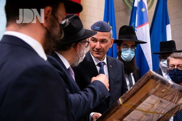Predsednik vlade Janez Janša je v začetku meseca v Evropskem parlamentu predstavil šestmesečni program predsedovanja Svetu Evropske unije. Isti dan je v strasbourški sinagogi prejel nagrado francoske židovske skupnosti.