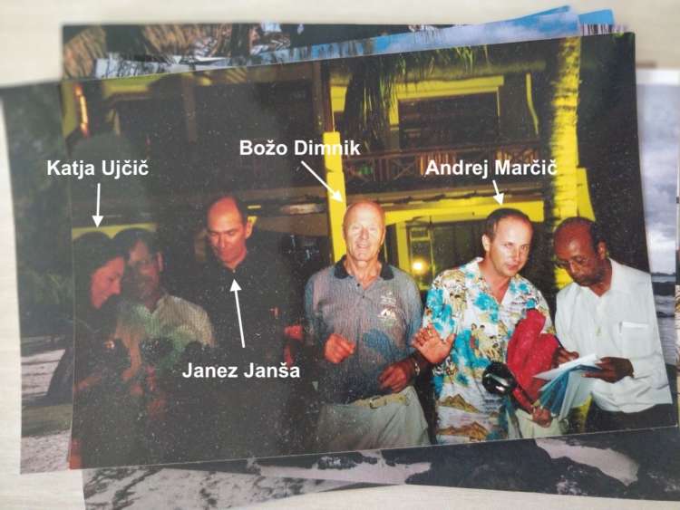 Janez Janša že dve desetletji hodi na golf počitnice z največjimi dobavitelji slovenskega zdravstva. Fotografija je iz leta 2003, ko so bili skupaj v golf letovišču na otoku Mavricij v Indijskem oceanu.