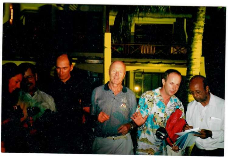 Druščina na Mauritiusu decembra 2003: Janez Janša, Božo Dimnik in Andrej Marčič.