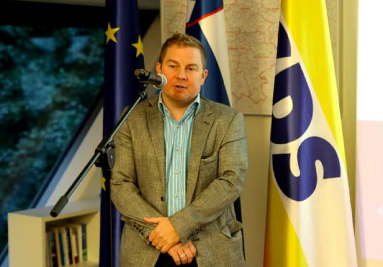 Predsednik uprave Elektra Ljubljana je bil razrešen kar v pisarni SDS v družbi generalnega sekretarja stranke Boruta Dolanca.