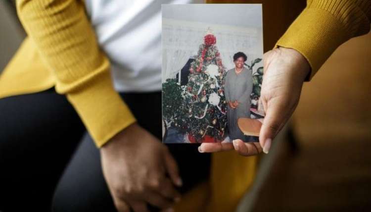 Nykiah Morgan drži sliko svoje mame Dorothy cnn com.JPG
