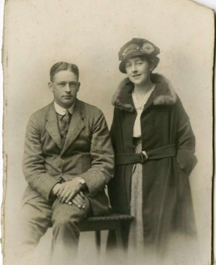 Agatha in Archie Christie na poročni dan leta 1914.jpg