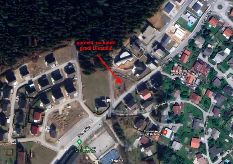 Gradbeno parcelo v naselju Proseniško je Dikaučič skupaj s partnerico kupil leta 2017.
