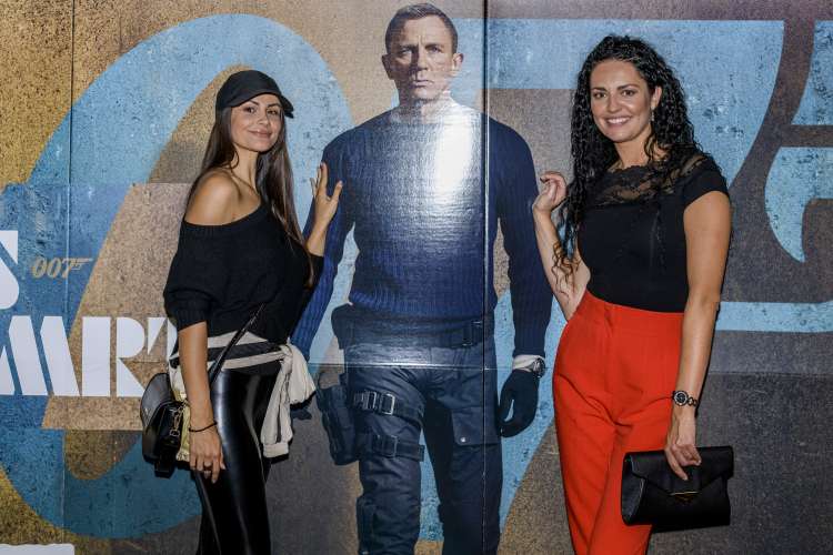 Igralec Daniel Craig je še petič in zadnjič stopil v čevlje slavnega tajnega agenta, na režiserski stolček je sedel Cary Joji Fukunaga, scenarij so napisali Neal Purvis, Robert Wade, Scott Z. Burns, Phoebe Waller-Bridge in Fukunaga.
