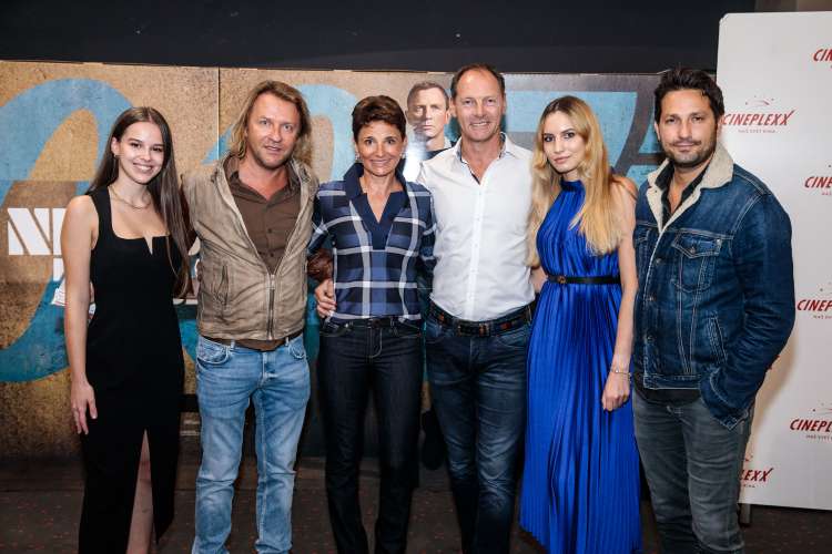Igralec Daniel Craig je še petič in zadnjič stopil v čevlje slavnega tajnega agenta, na režiserski stolček je sedel Cary Joji Fukunaga, scenarij so napisali Neal Purvis, Robert Wade, Scott Z. Burns, Phoebe Waller-Bridge in Fukunaga.