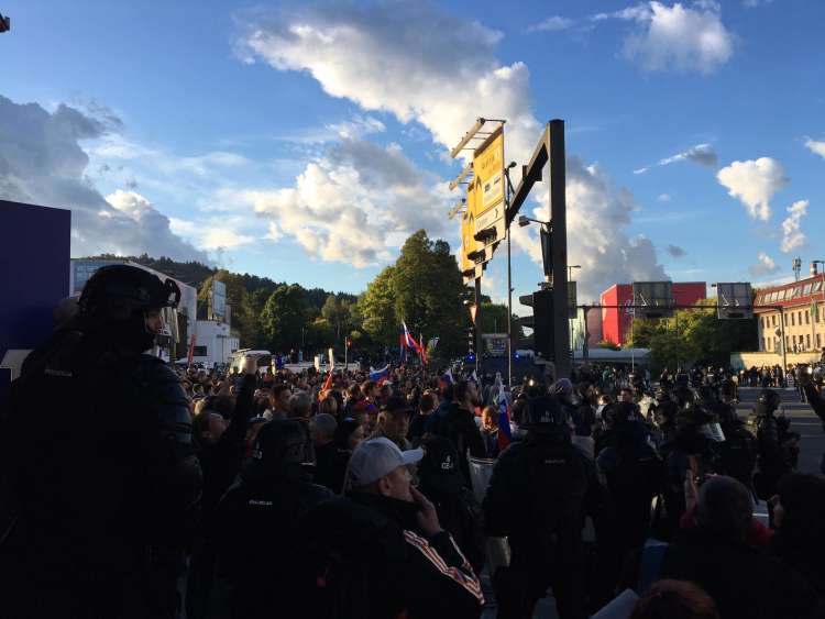 Na križišču Celovške in Tivolske so se protestniki ustavili, policisti so postavili kordon.