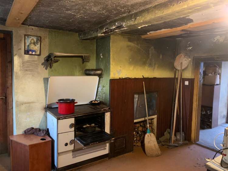 Ožgane stene in nevaren strop so zaradi pomoči dobrih ljudi le še preteklost