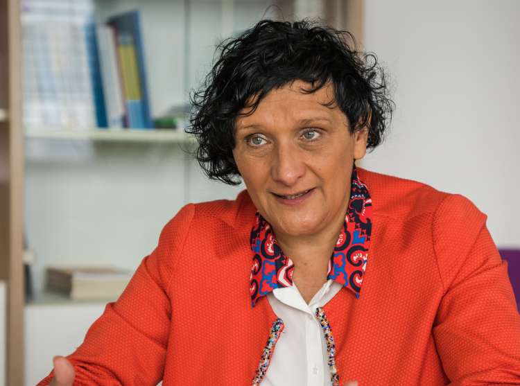 Monika Ažman, predsednica Zbornice zdravstvene in babiške nege Slovenije, že dalj časa opozarja, da so največji problem podplačani in prekomerno obremenjeni zdravstveni delavci. Zdaj je prepozno.