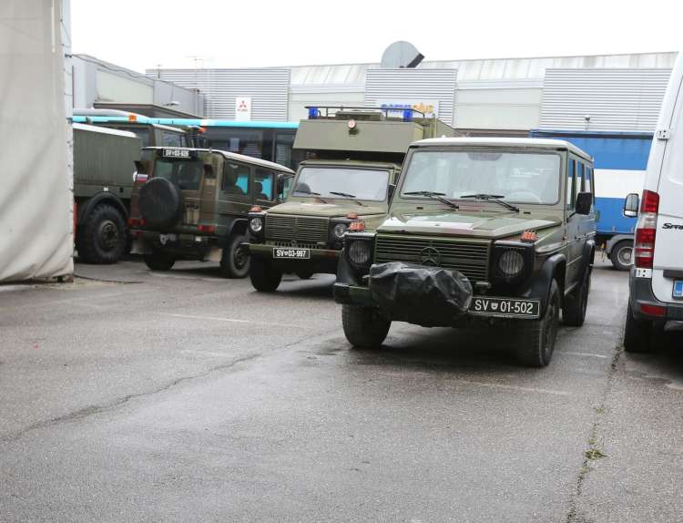 Autocommerce je eden največjih dobaviteljev ministrstva za obrambo. Med drugim je zadolžen za servisiranje vozil Slovenske vojske.