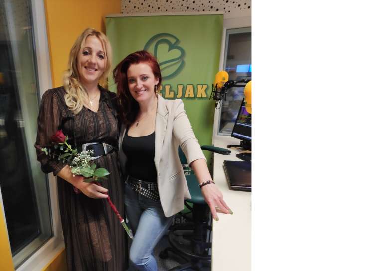 Mija Cerar in Janja Ulaga v studiu radia Veseljak.