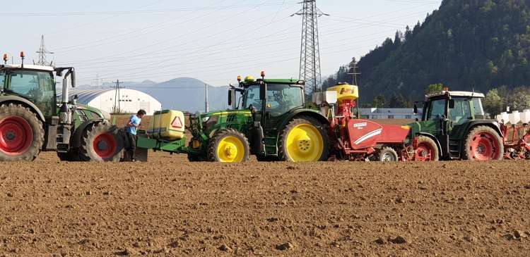 Potem ko je Sklad kmetijskih zemljišc in gozdov podjetju KŽK odpovedal pogodbo o zakupu zemljišc, je prihajalo do incidentov med kmeti in ljudmi iz KŽK.
