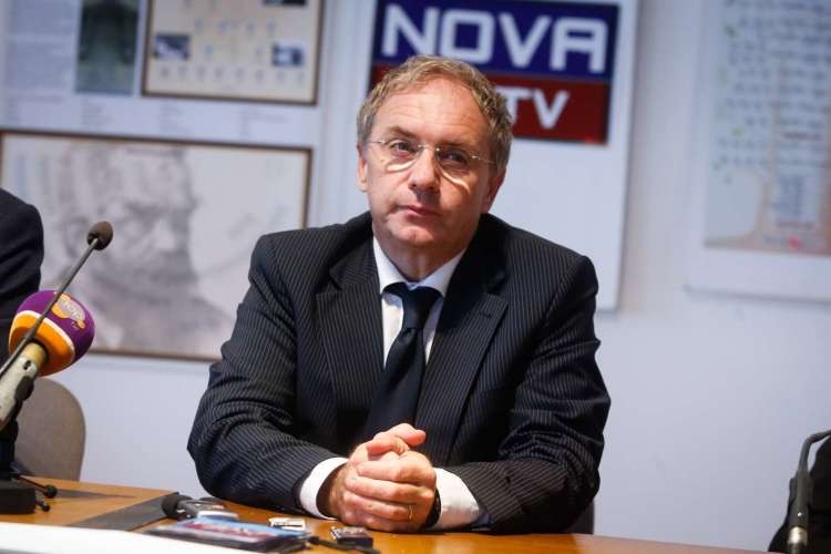Ko je bil izvršni direktor televizije Nova24TV še Aleš Hojs, aktualni notranji minister, je večina denarja za njeno delovanje, prišla z Madžarske. Zdaj ga je očitno zamenjal denar državnega Telekoma Slovenije.