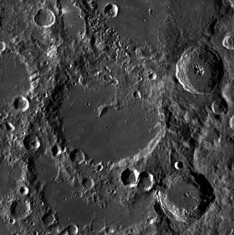Von Karman krater Wiki.jpg