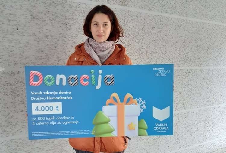 Za dru┼ítvo Humanitar─Źek je donacijski bon Varuha zdravja prevzela Nina ┼áraj.jpg
