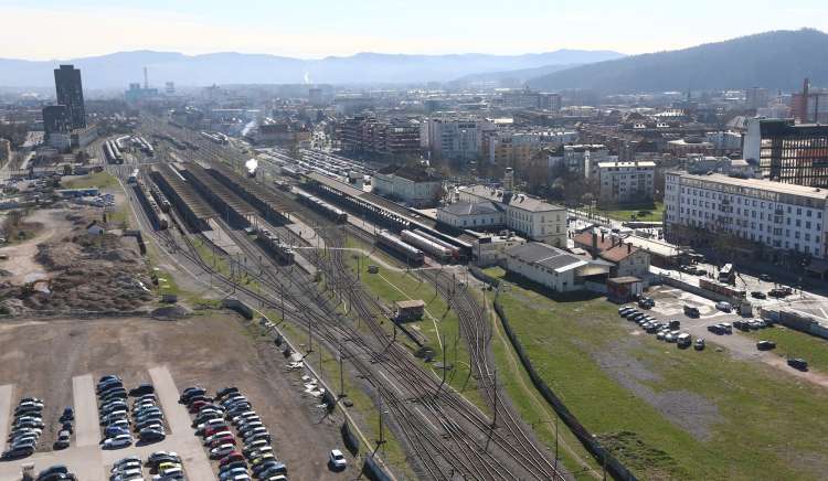 Železniška postaja Ljubljana danes - tu bo zrasel nov potniški center.