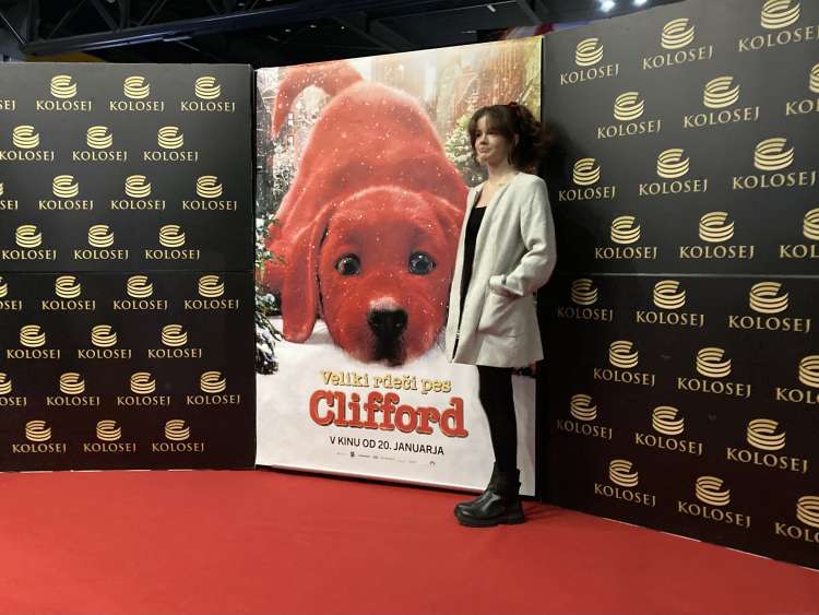 AMALJA VEGER POLES_Na premieri filma Veliki rdeči pes Clifford v Koloseju.jpeg