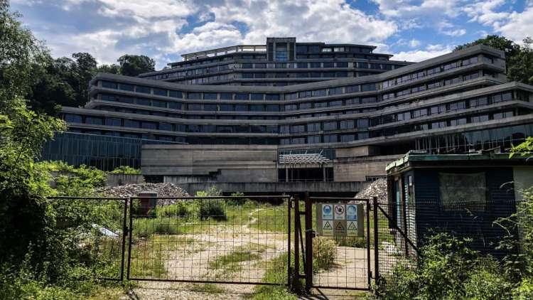 Orbanov zet Istvan Tiborcz je v mestu Višegrad kupil nedokončani hotel od prejšnjega bankrotiranega lastnika. Nepremičnino je kmalu zatem prodal enemu najbogatejših Madžarov in pri tem ustvaril več milijonov evrov dobička.