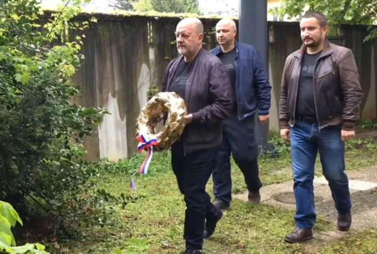 Zdaj policija sumi, da je pisemske grožnje pošiljal Teodor Goznikar (desno), dolgoletni politični zaupnik in spremljevalec Zmaga Jelinčiča.