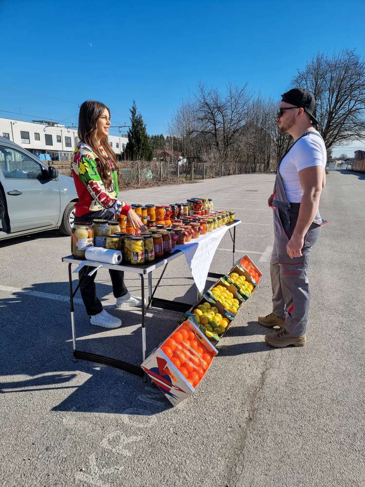  Zvita feltna - Pesem - Pridi nazaj - Videospot je povsem drugačen od tega, kar smo delali prej. Vedno smo imeli prestižne lokacije in avtomobile, vse je bilo luksuzno. Zdaj smo naredili nekaj nasprotnega, vse je zelo preprosto.