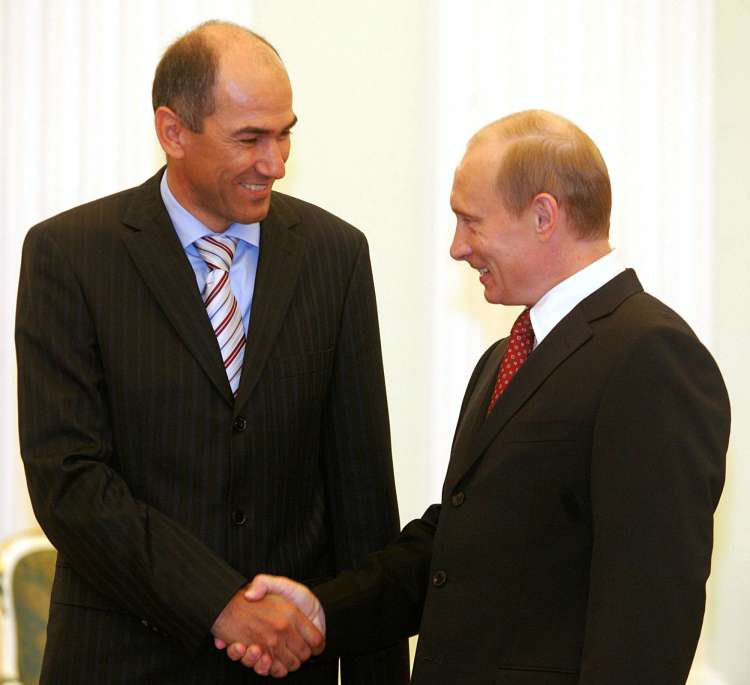 Janez Janša je leta 2006 v Moskvi obiskal Vladimirja Putina. Takrat sta se Petrol in  ruski Lukoil dogovarjala o ustanovitvi skupnega podjetja, na katerega bi slovenski naftni trgovec prenesel svoje bencinske servise.