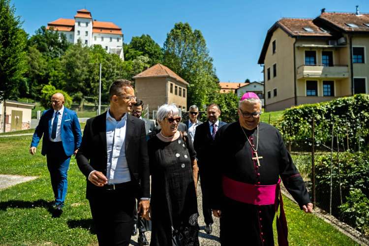 Soboški škof Peter Štumpf se je junija lani srečal z madžarskim zunanjim ministrom Pétrom Szijjártóm.