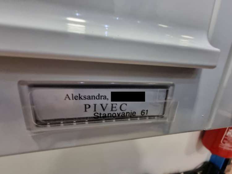 Da Aleksandra Pivec prebiva v Vili Šmartinka, dokazuje tudi njeno ime na poštnem nabiralniku. Posneto decembra 2021.