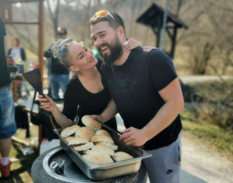 Minule sončne sobote nekdanja tekmovalca Timotej Cizej in Žanet Breški nista namenila sproščenemu razvajanju v dvoje. Parček je namreč zavihal rokave in skupaj s prijatelji poskrbel, da je po zagorskem Europarku dišalo po gurmanskih burgerjih.