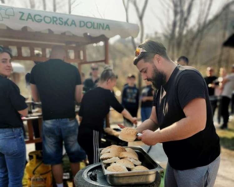 Tako imenovana Park kuhna je navdušila obiskovalce, ki so si lahko privoščili tudi priljubljeno ulično jed ribo s krompirčkom, medtem ko so se sladkosnedneži oblizovali pri stojnici s palačinkami in vaflji.
