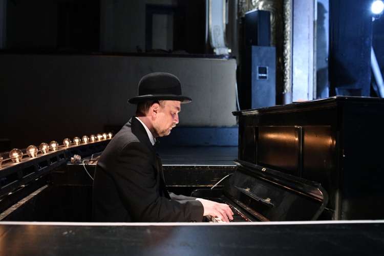 Klavirska spremljava, ki jo v živo izvaja pianist Joži Šalej, navdihuje, podpira in poudarja burlesk