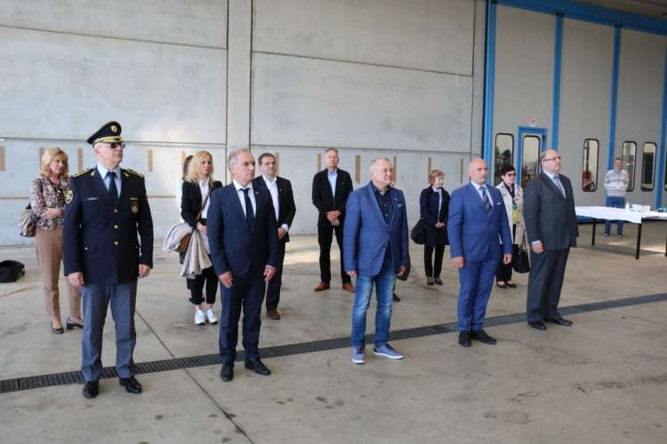 Pred potjo v Bovec se je Kangler skupaj s Hojsom in Olajem udeležil slovesnosti ob predaji novega policijskega helikopterja v uporabo.