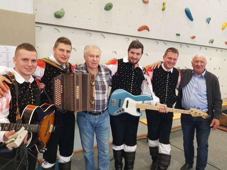 Krimski Lisjaki so si v Podnanosu priigrali vstopnico za festival Vurberk. Na fotografiji sta se jim pridružila še Franci Smrekar in Rudi Poljanšek.