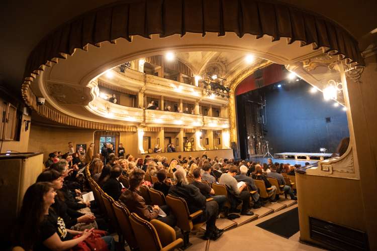 Na Velikem odru ljubljanske Drame je bila 6. maja premiera performansa MandićCirkus,