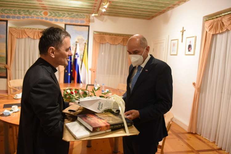 Andrej Saje z nekdanjim predsednikom vlade Janezom Janšo, ki ima odlične osebne odnose z ljubljanskim nadškofom Stanislavom Zoretom.