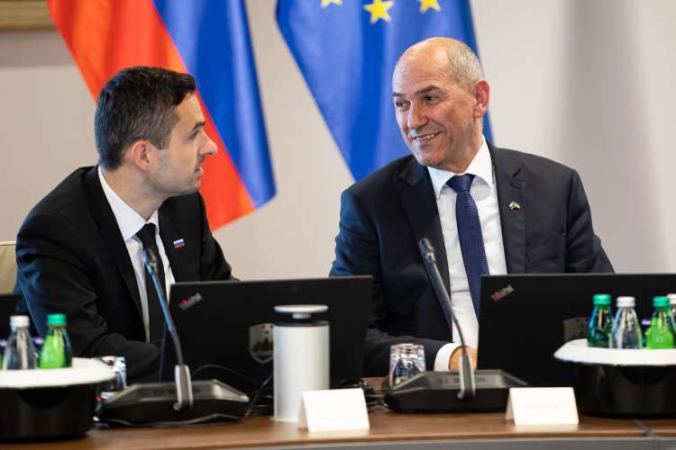 Matej Tonin in Janez Janša, prej skupaj v koaliciji, zdaj v opoziciji.