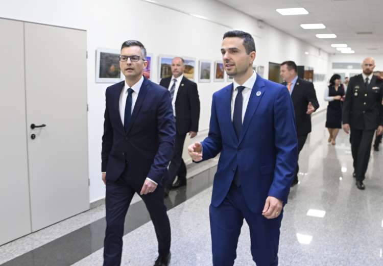 Aktualni minister za obrambo Marjan Šarec je od svojega predhodnika dobil projekt, ki v veliki meri spominja na TEŠ6.