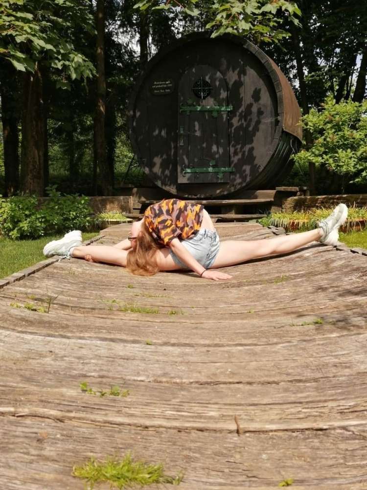 Tajda Korče je najbolj gibčna najstnica daleč na okoli, zanjo pa smo prvič slišali v šovu Slovenija ima talent, kjer je osupnila s svojim skoraj nadnaravnim talentom in si po zlatem gumbu prislužila še zmago v 8. sezoni.