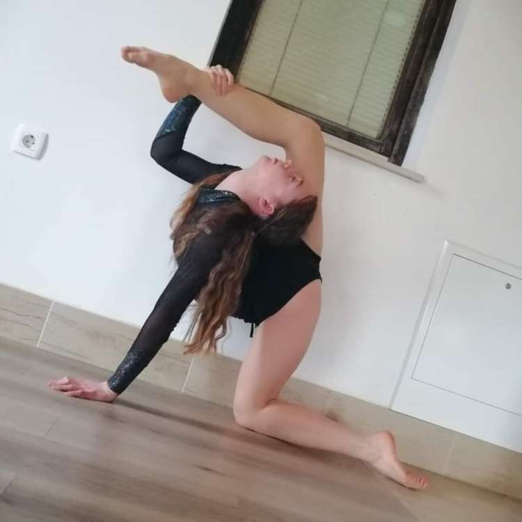 Tajda Korče je najbolj gibčna najstnica daleč na okoli, zanjo pa smo prvič slišali v šovu Slovenija ima talent, kjer je osupnila s svojim skoraj nadnaravnim talentom in si po zlatem gumbu prislužila še zmago v 8. sezoni.