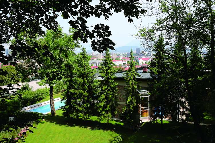 Dimnikova živi v vili v elitnem delu Ljubljane na Golovcu. Parcela je velika 1615 kvadratnih metrov.