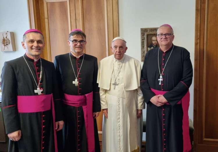 Z leve proti desni: novomeški škof Andrej Saje, celjski škof Maksimilijan Matjaž, papež Frančišek in soboški škof Peter Štumpf.