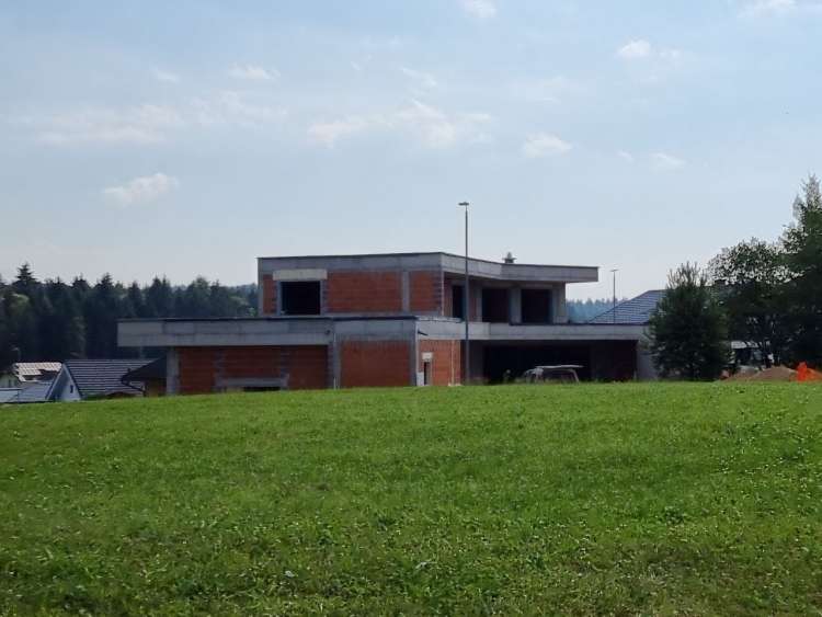 Marjan Dikaučič je julija lani, le tri tedne po prisegi v državnem zboru, na upravno enoto v Šentjurju pri Celju prijavil začetek gradnje na zemljišču v naselju Proseniško, ki ga je leta 2017 kupil s svojo partnerico.