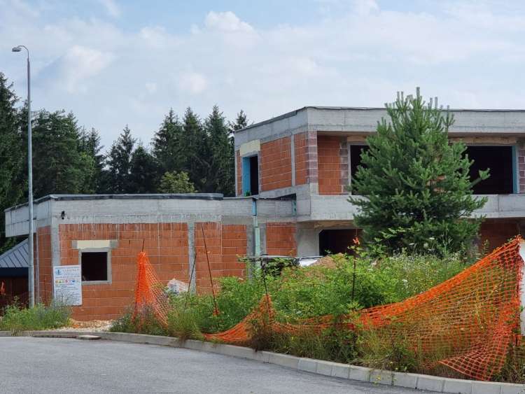 Gradbeno parcelo v naselju Proseniško je Dikaučič skupaj s partnerico kupil leta 2017. Leta 2021 je začel gradnjo hiše.