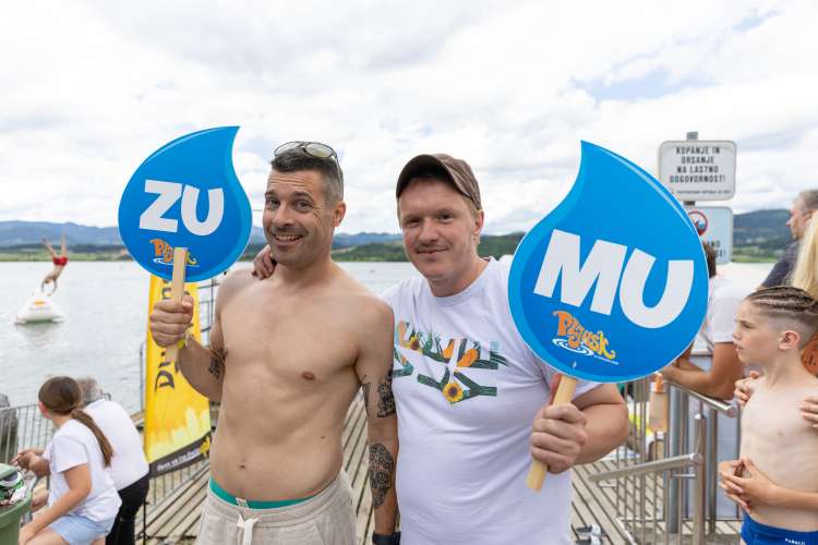 Za zabavo na plaži sta skrbela tudi Klemen Bučan in Uroš Kuzman, ki je skoke ocenjeval po šolsko.