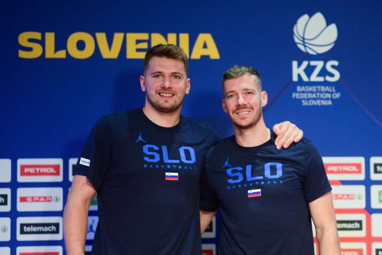 Večina prebivalcev Slovenije tekem košarkarske reprezentance ni mogla gledati, ker je ministrstvo za kulturo popustilo pred lobističnimi pritiski telekomunikacijskih operaterjev.