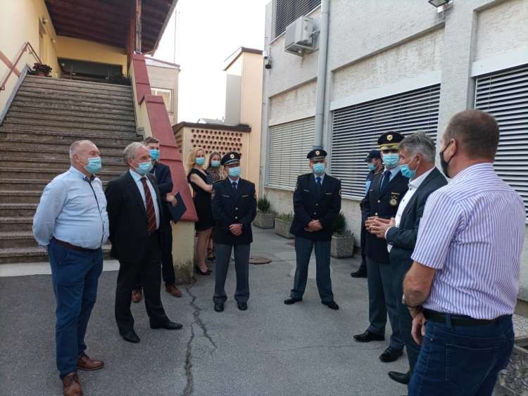 Septembra lani sta policijsko postajo Žalec obiskala takratni notranji minister Aleš Hojs in državni sekretar Franc Kangler.