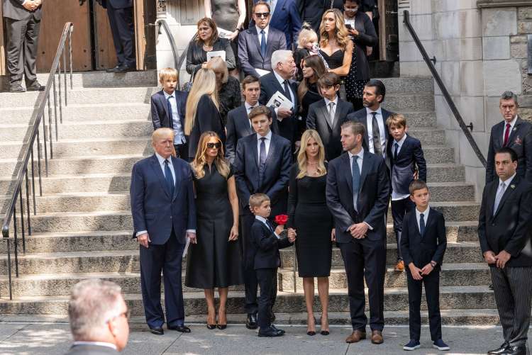 Cela družina Trump se je združila ...