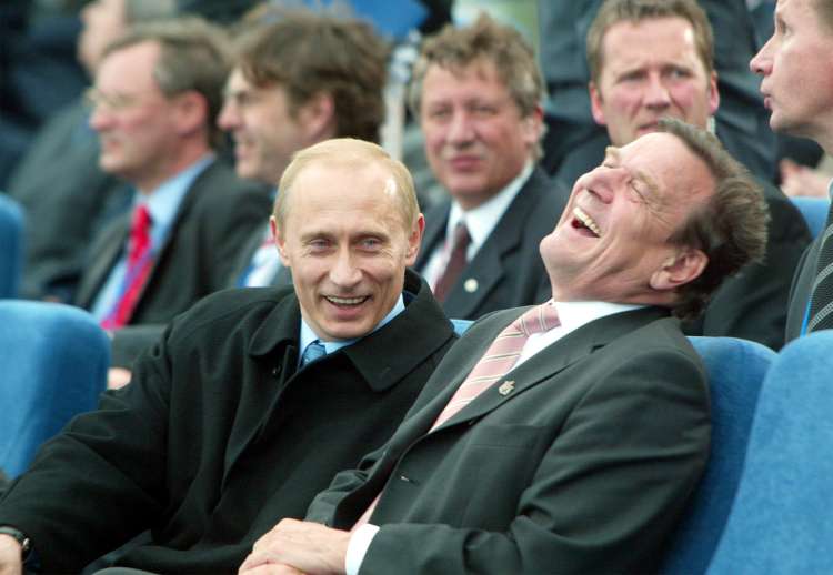 Vladimir Putin z bivšim nemškim kanclerjem Gerhardom Schröderjem leta 2003. Po odhodu z oblasti je Schröder postal član upravnih odborov in lobist več ruskih energetskih podjetij.