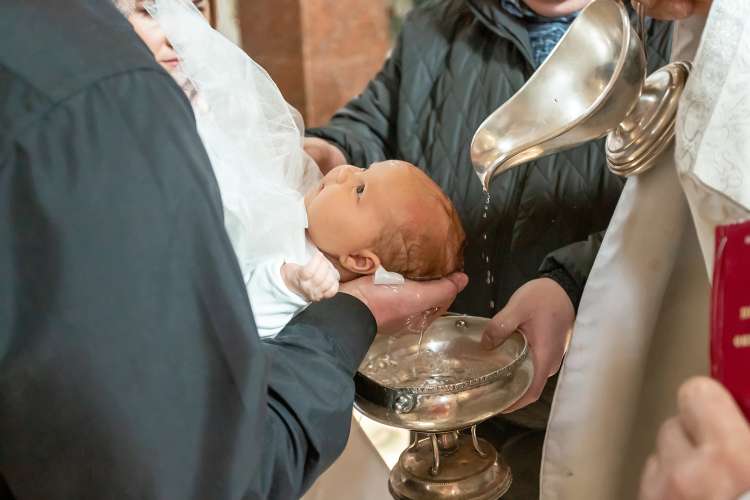 Pri nas je krščenih vse manj otrok.