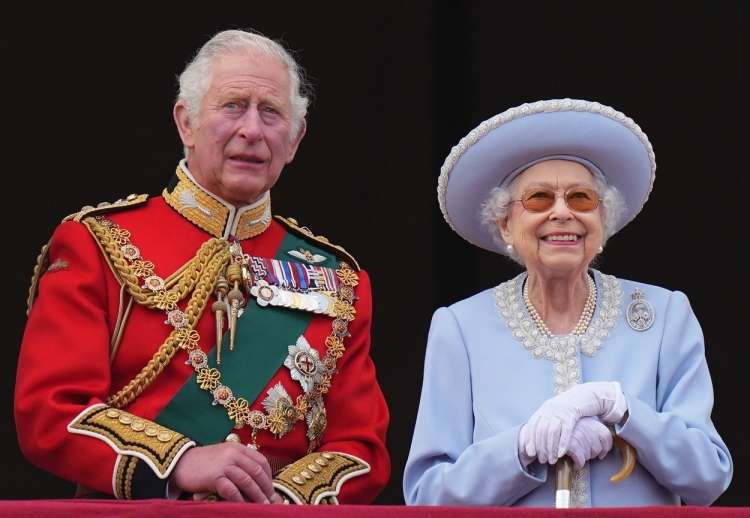 Novi kralj Karel III in njegova pokojna mati, kraljica Elizabeta II. Najbrž se je že takrat zavedal,