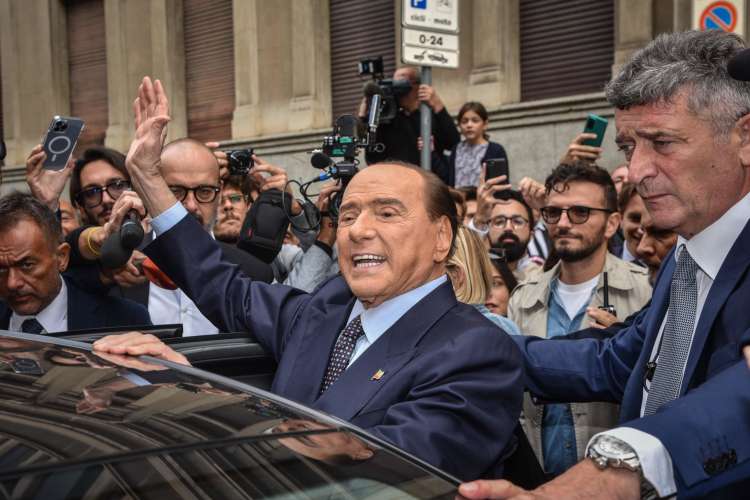 Milijarder Silvio Berlusconi, ki je doslej vodil že štiri italijanske vlade, je najbolj očiten primer populističnega politika.